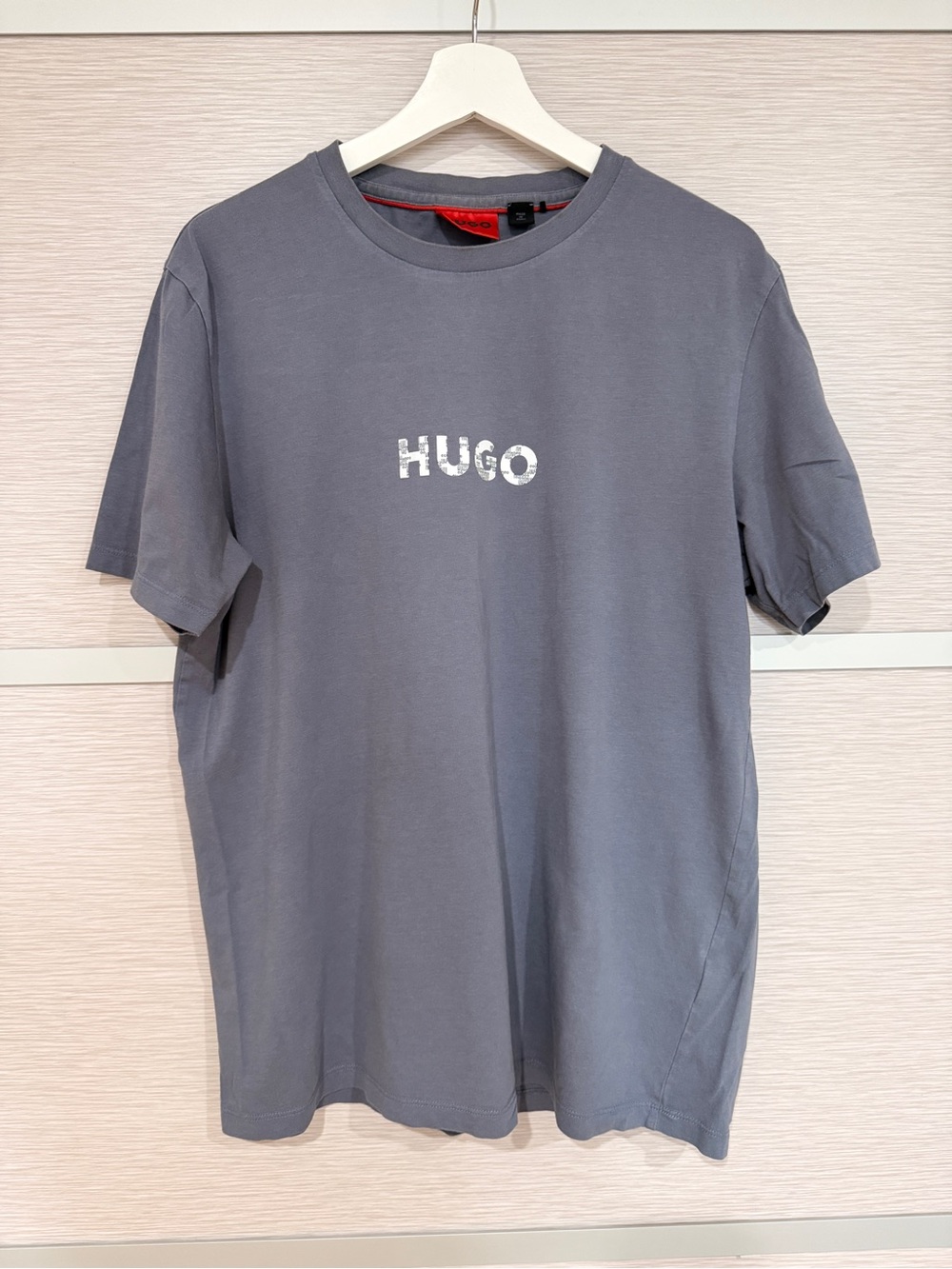 HUGO Mens T shirt in Size LARGE